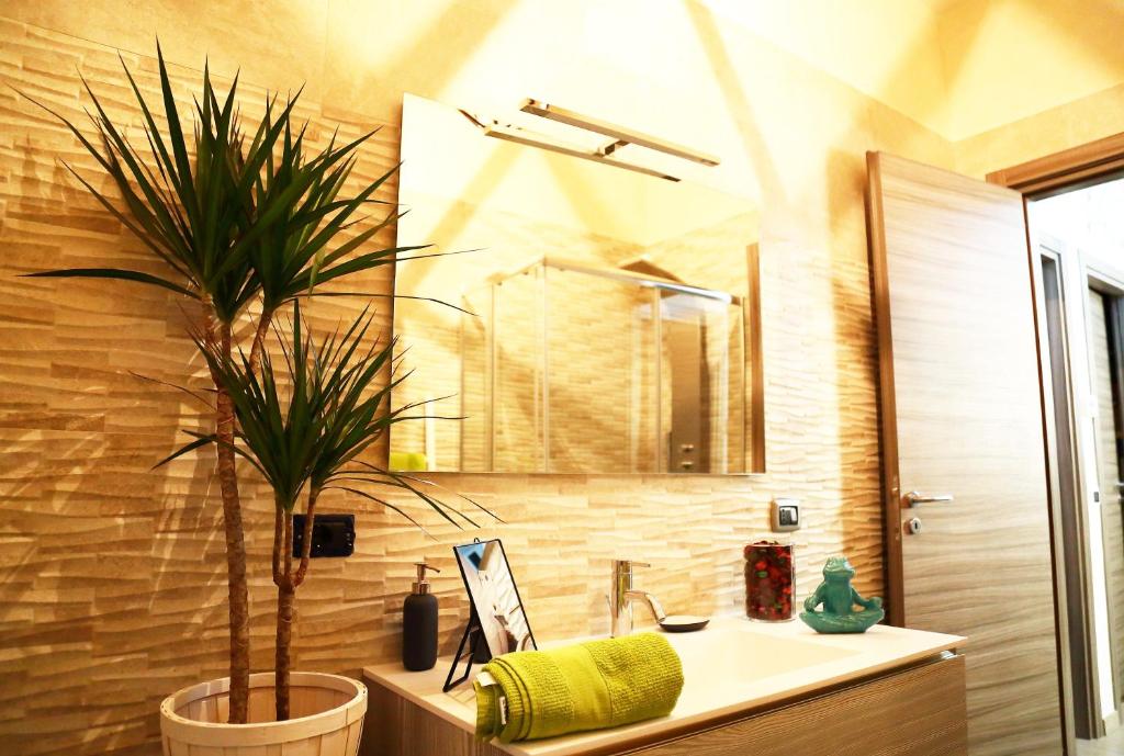 baño con lavabo y maceta en Fabio Room Cercola en Cercola