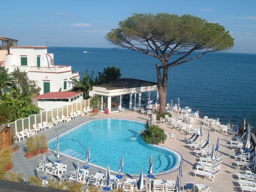 Bazén v ubytování Hotel L'Approdo nebo v jeho okolí