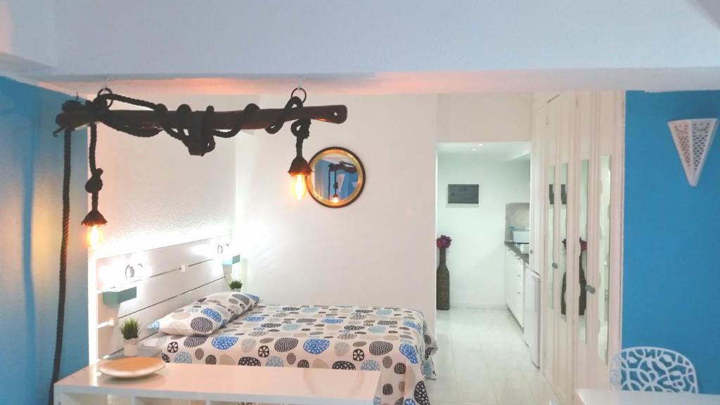 una camera da letto con un letto e una parete blu di Ocean Dreams Suite heated pool a Los Cristianos