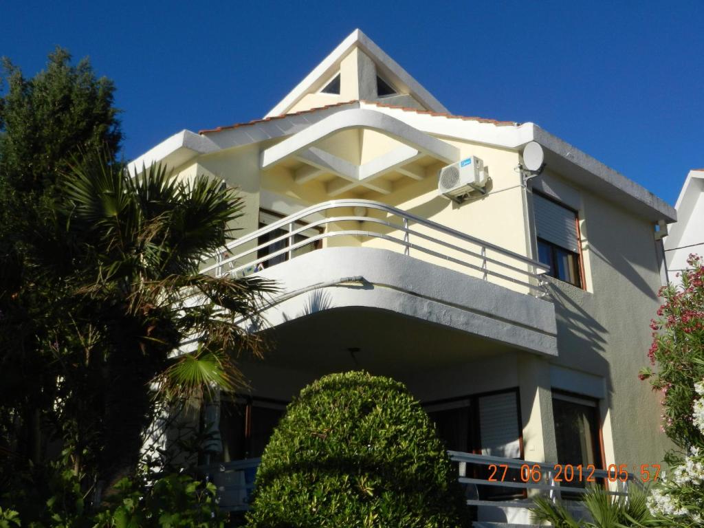 een groot wit huis met een balkon bij Apartments Sino More in Tivat