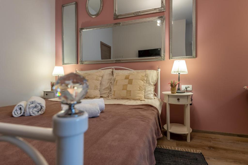 Łóżko lub łóżka w pokoju w obiekcie Old City Romantic Studios 3