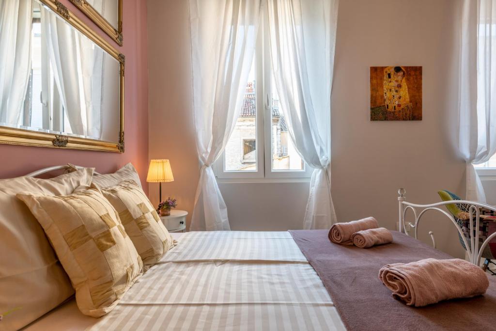 Łóżko lub łóżka w pokoju w obiekcie Old City Romantic Studios 3