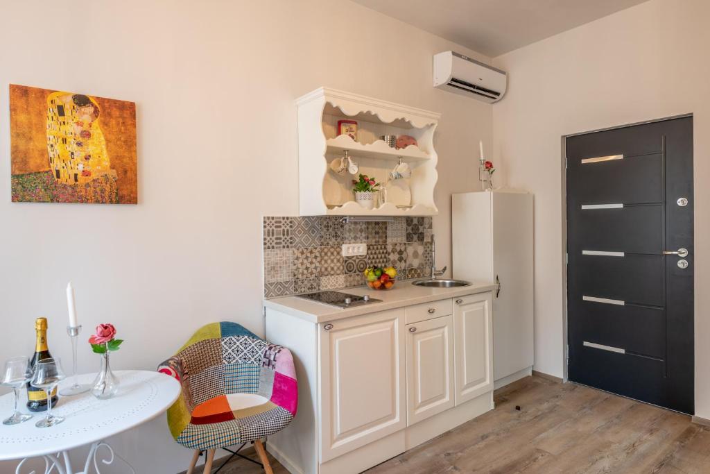 Kuchnia lub aneks kuchenny w obiekcie Old City Romantic Studios 3