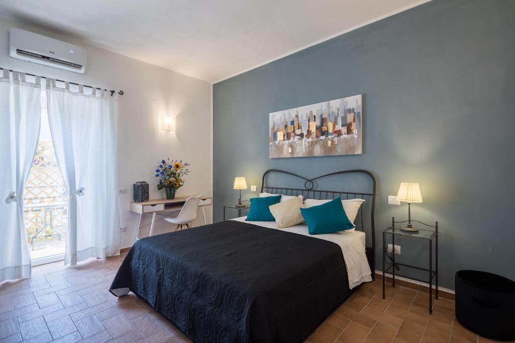 een slaapkamer met een groot bed met blauwe kussens bij La Crociata in Sarzana