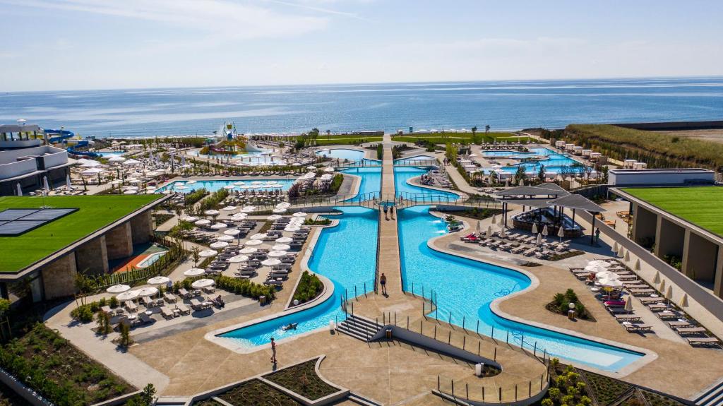 eine Luftansicht eines Resorts mit Pool in der Unterkunft Wave Resort - Ultra All Inclusive in Pomorie
