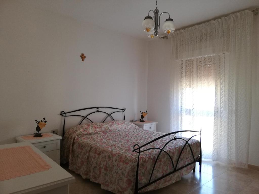 弗盧米尼馬焦雷的住宿－Casa vacanza，一间卧室设有一张床和一个窗口