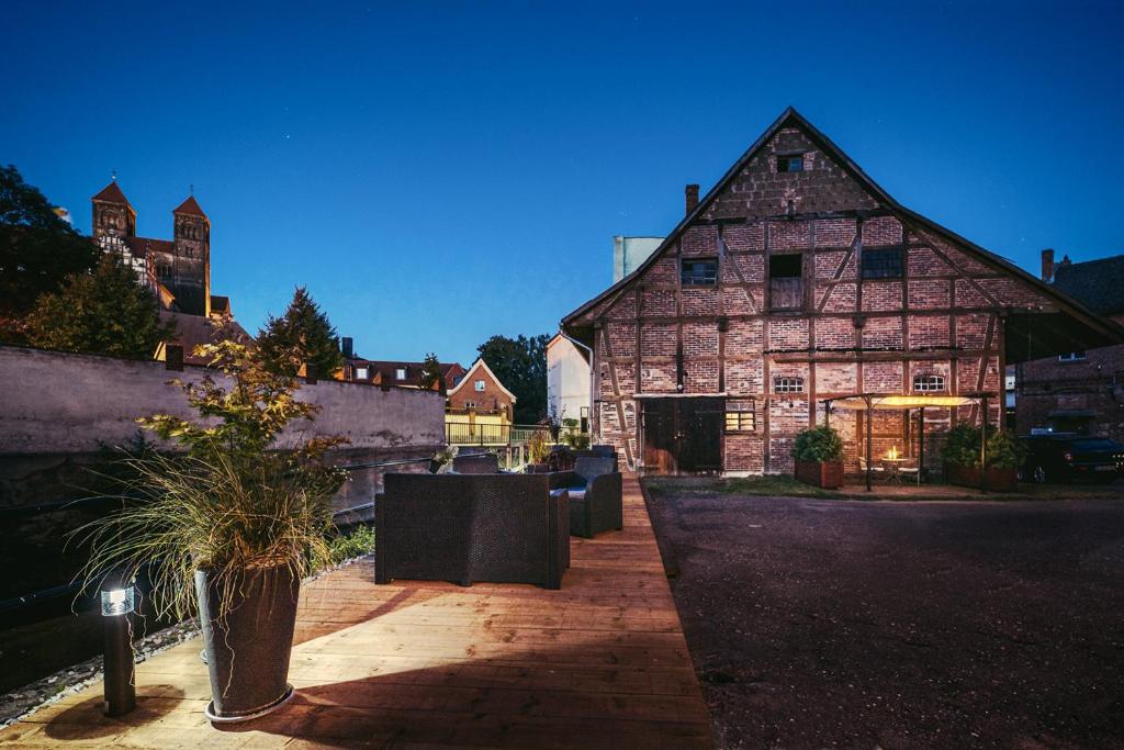 een groot bakstenen gebouw met een groot gebouw bij Ferienwohnungen an der Wassermühle in Quedlinburg
