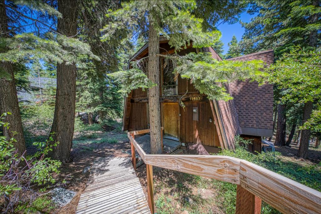 Zahrada ubytování Retro Family Gathering Home in Tahoe Donner