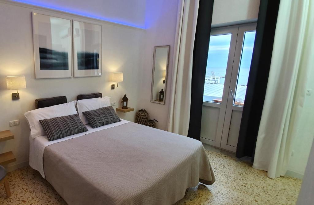 una camera con letto e balcone di Monolocale Spiaggia S Maria Porto a Ponza