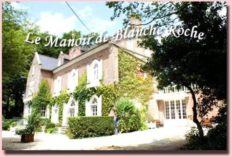 un gran edificio de ladrillo con las palabras le mariage blurbote en Chambres du Manoir de Blanche Roche, en Saint-Jouan-des-Guérets