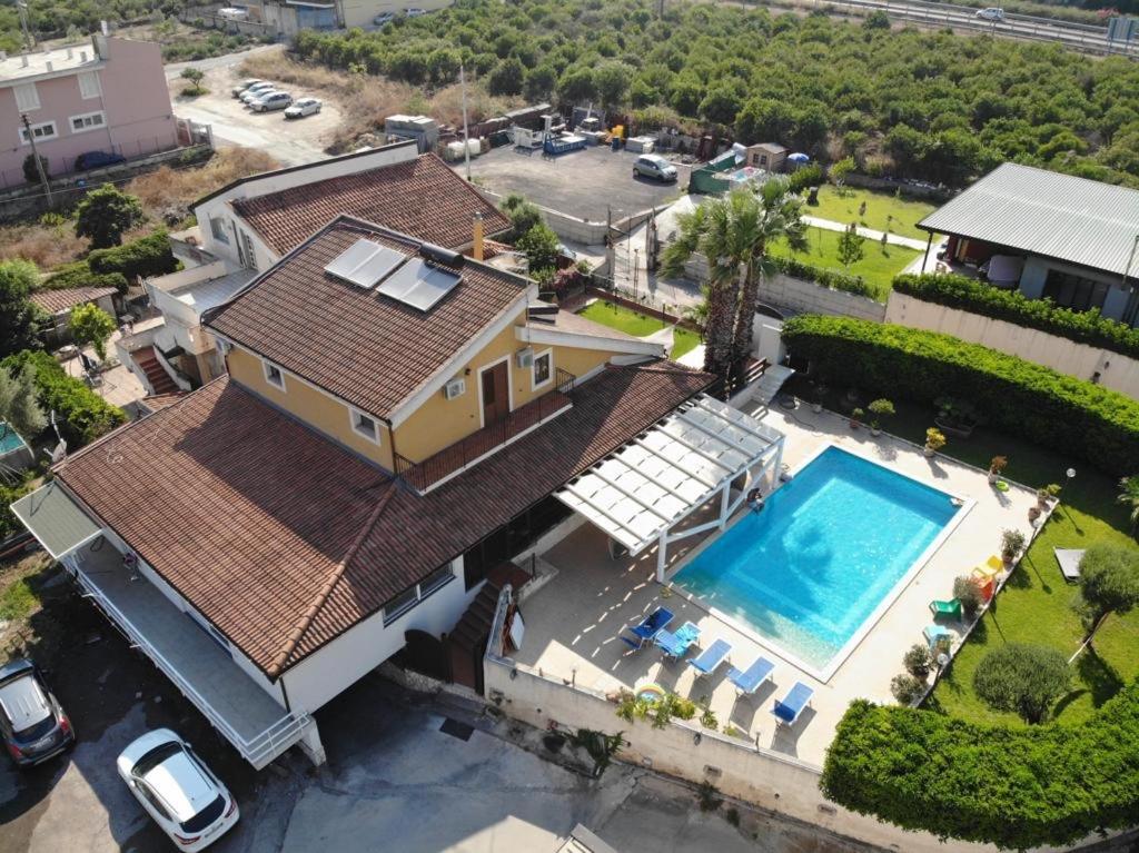 Bazén v ubytování B&b Vittoria House nebo v jeho okolí