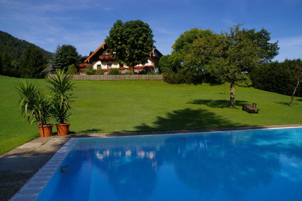 Bazén v ubytování Landhotel Hochlackenhof nebo v jeho okolí