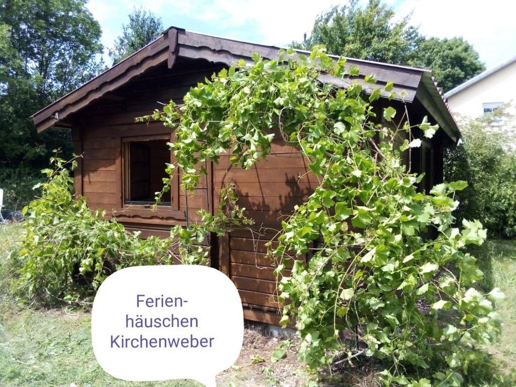 une petite maison en bois avec une brousse devant elle dans l'établissement Ferienhaus im fränkischen Seenland - Altmühltal, à Eichstätt