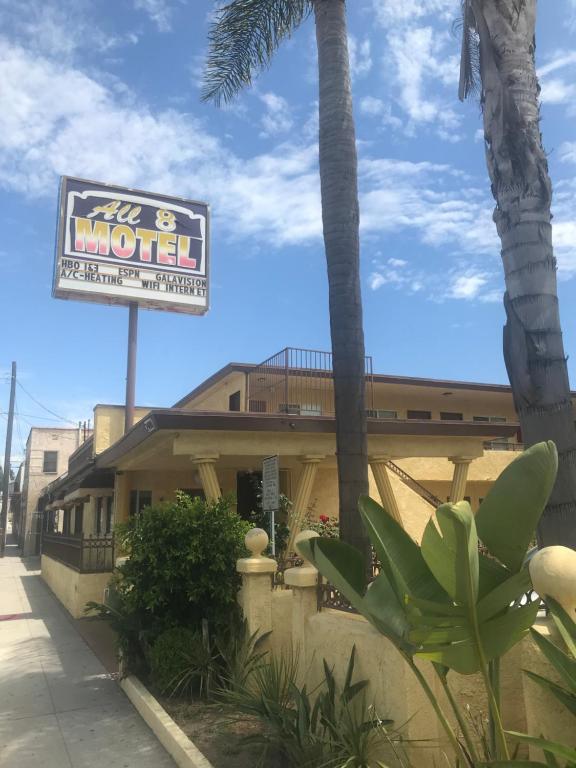 un edificio con un cartel para un motel en All 8 Motel, en Long Beach