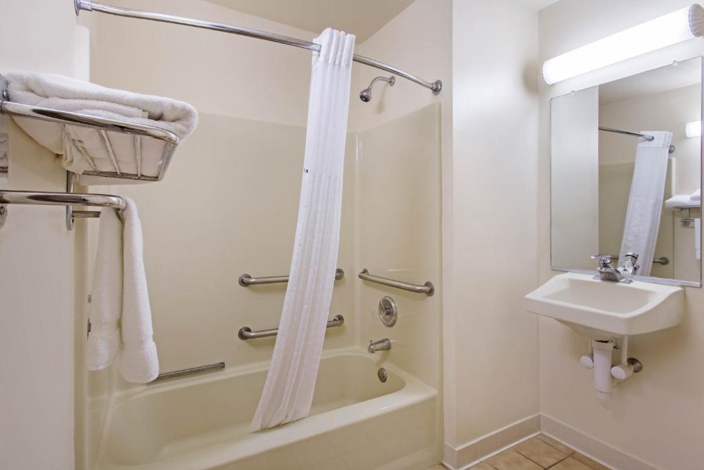 Hawthorn Suites by Wyndham Allentown-Fogelsville - King Room - Disability Access - Non-Smoking