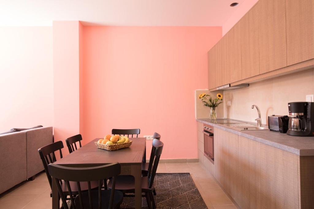 Kuchyň nebo kuchyňský kout v ubytování Local Hostel & Suites