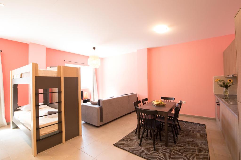 Postel nebo postele na pokoji v ubytování Local Hostel & Suites