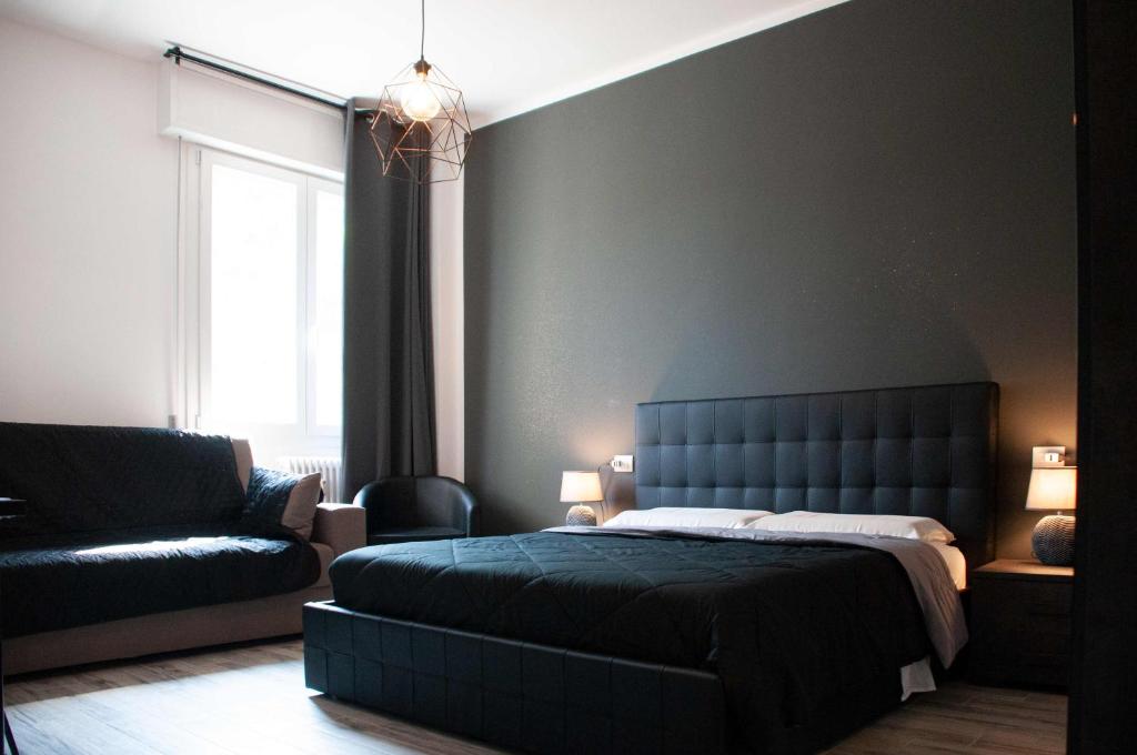 sypialnia z łóżkiem, kanapą i oknem w obiekcie Fiera Boutique w Bolonii