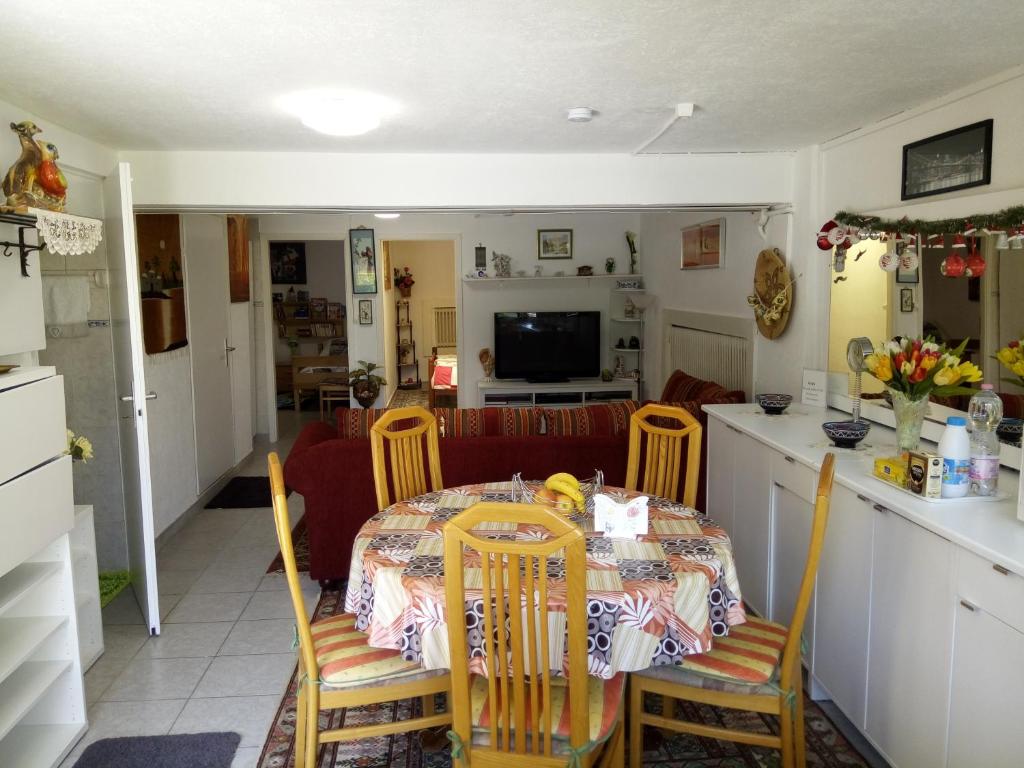 kuchnia i jadalnia ze stołem i krzesłami w obiekcie Le Ruchoz w Lozannie