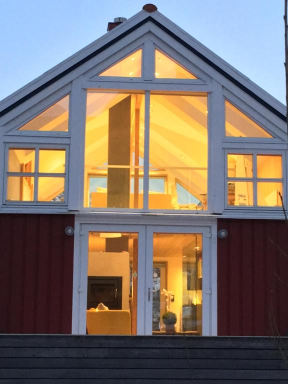 un grande gruppo di finestre su una casa di Lofoten Fjord Lodge a Saupstad