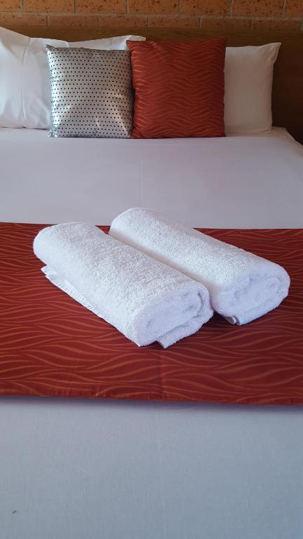 Postel nebo postele na pokoji v ubytování Royal Palms Motor Inn