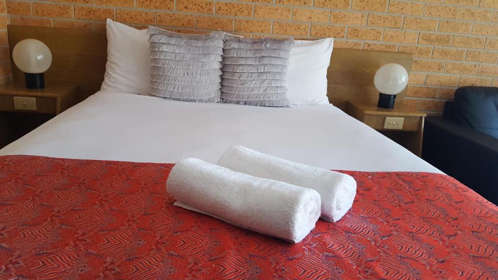 Postel nebo postele na pokoji v ubytování Royal Palms Motor Inn