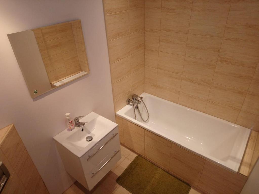 y baño con bañera blanca y lavamanos. en Wleń Rynek, en Wleń