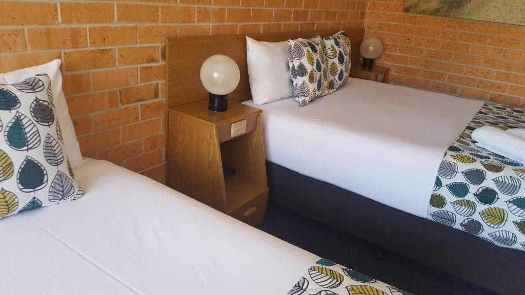 Postel nebo postele na pokoji v ubytování Royal Palms Motor Inn