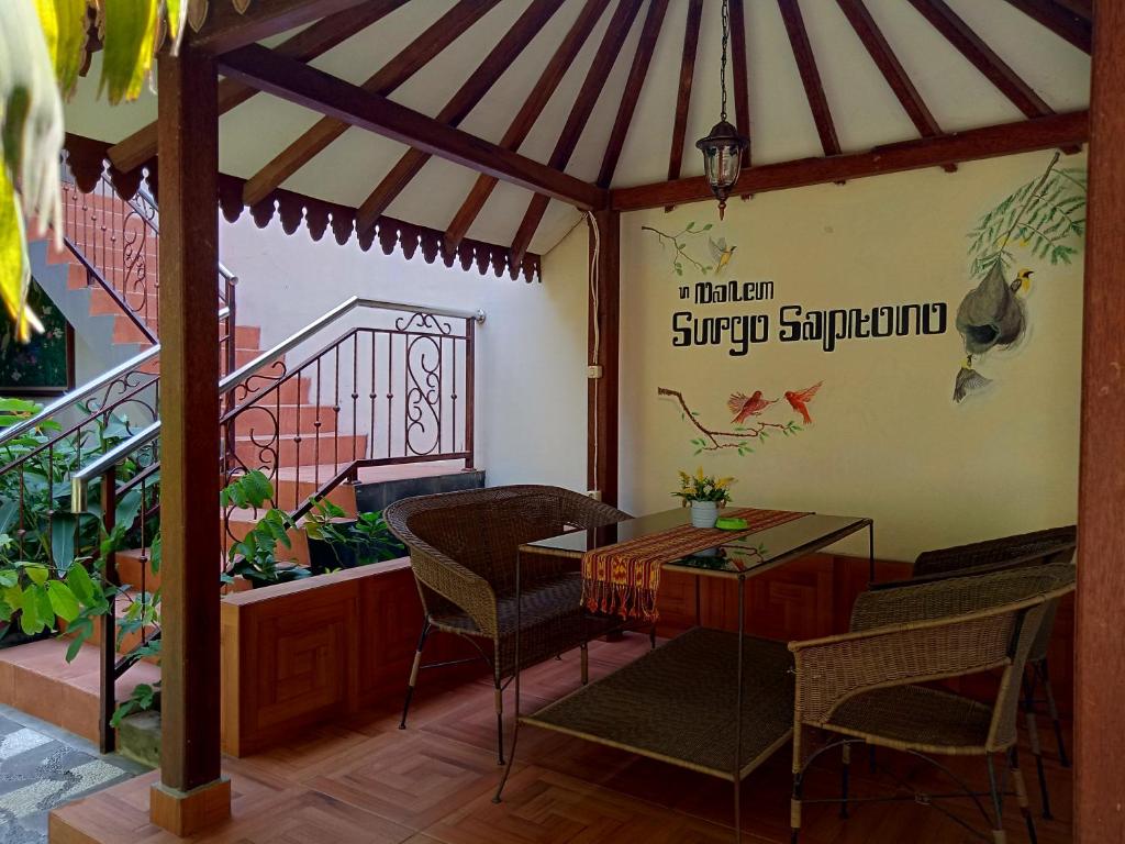 Posezení v ubytování Ndalem Suryo Saptono Guest House