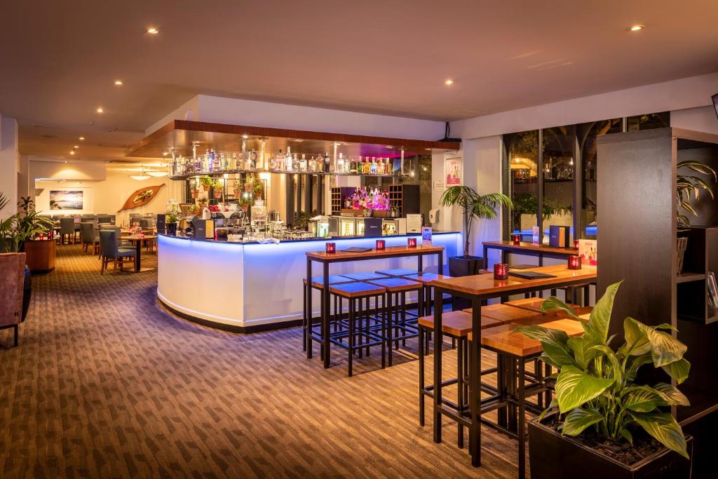 un bar en un restaurante con taburetes en Copthorne Hotel Auckland City, en Auckland