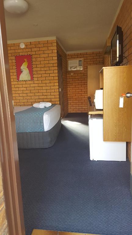 Postel nebo postele na pokoji v ubytování Royal Palms Motor Inn