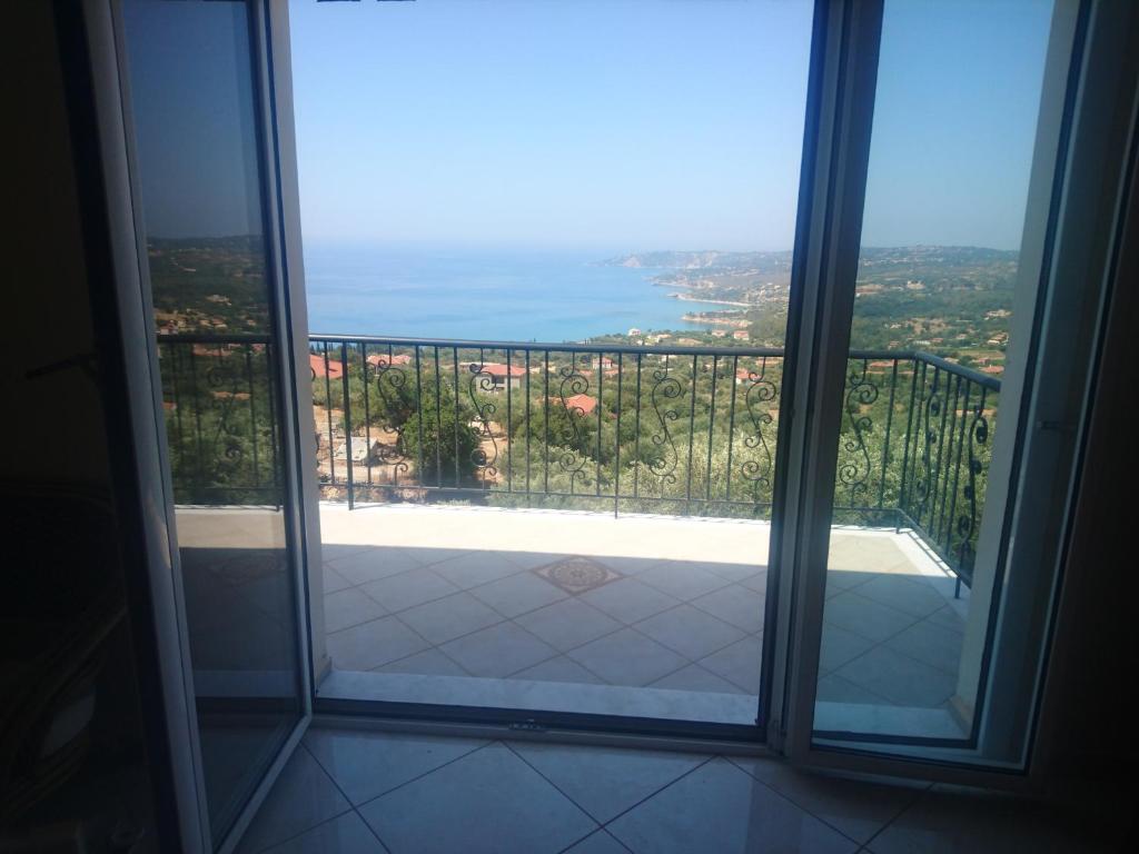 Pokój z oknem z widokiem na ocean w obiekcie Mimi's sunnyview house w mieście Vlachata