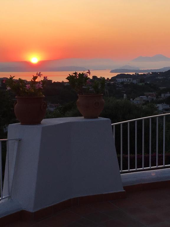 Východ nebo západ slunce při pohledu z hotelu nebo okolí