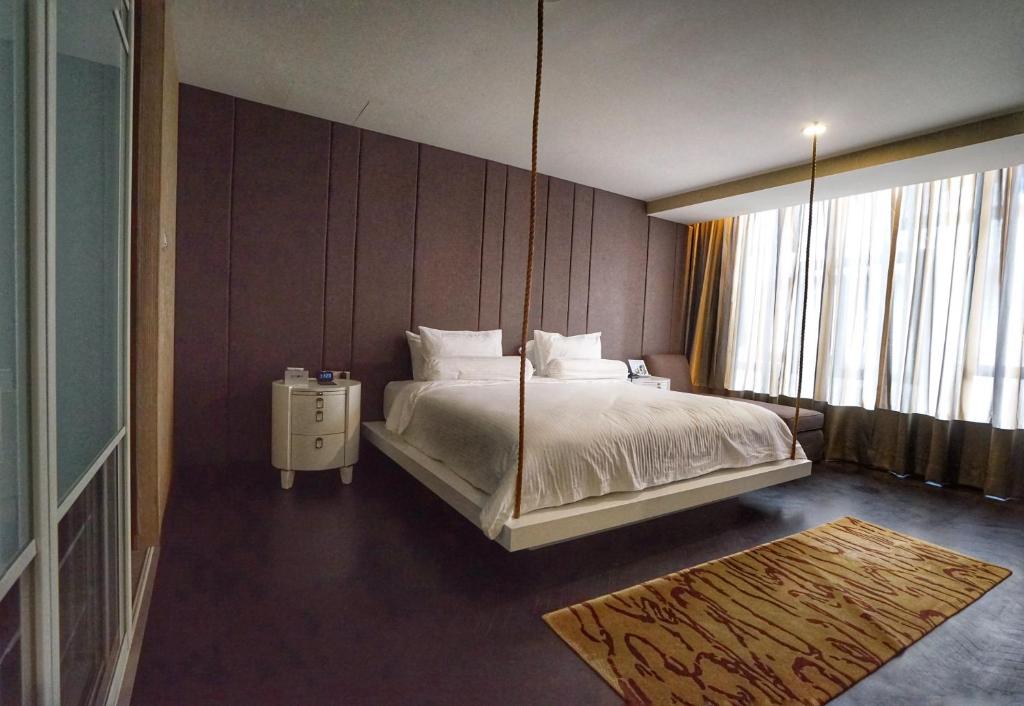 Postel nebo postele na pokoji v ubytování Bedrock Hotel Ipoh