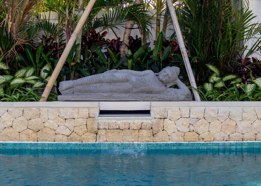 Bazén v ubytování Aloha Beach House Bingin nebo v jeho okolí