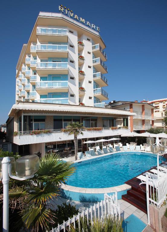 Bazén v ubytování Hotel Rivamare nebo v jeho okolí