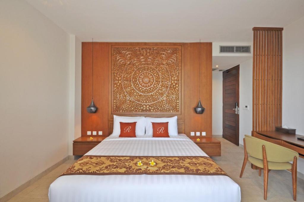 Postel nebo postele na pokoji v ubytování Rajavilla Lombok Resort - Seaside Serenity