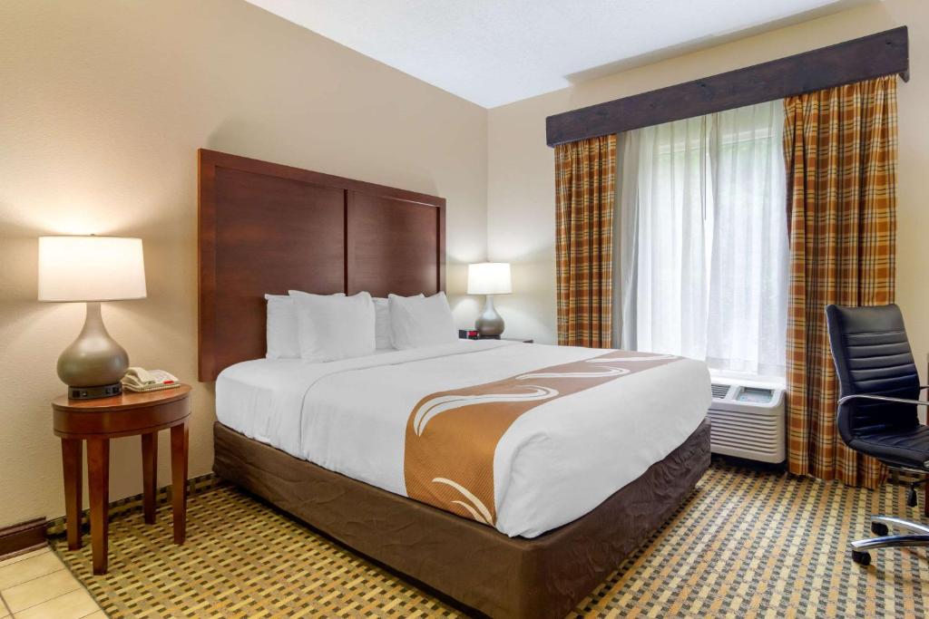 Quality Inn & Suites Decatur - Atlanta East - King Kamer Met Whirlpool - Niet-Rokers/Binnengang