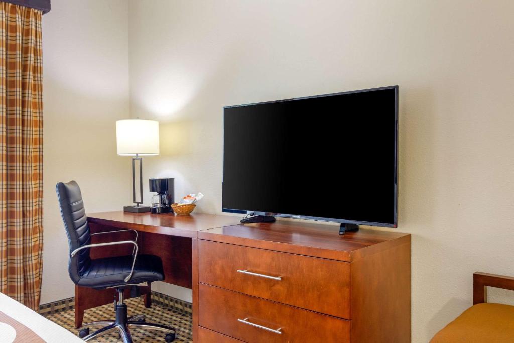 Quality Inn & Suites Decatur - Atlanta East - Suite Met Kingsize Bed - Toegankelijk/Rookvrij