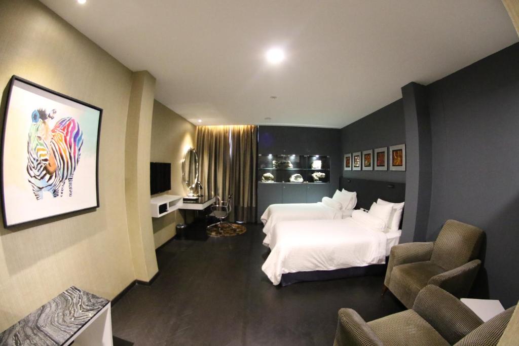 Postel nebo postele na pokoji v ubytování Bedrock Hotel Ipoh