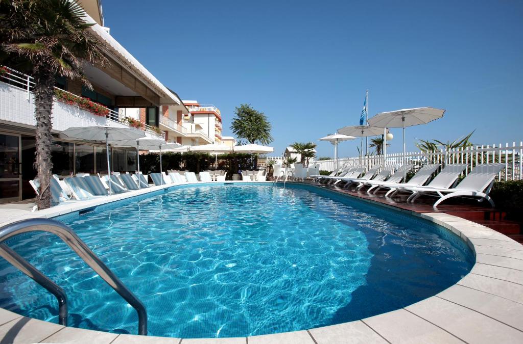 Bazén v ubytování Hotel Rivamare nebo v jeho okolí