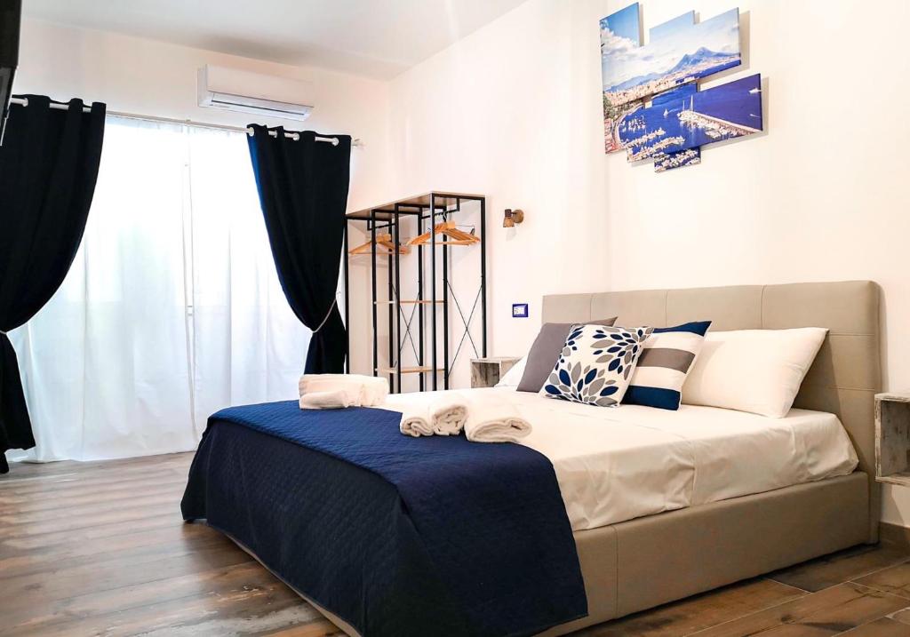 Un dormitorio con una cama con una manta azul. en Calenda Suite en Nápoles