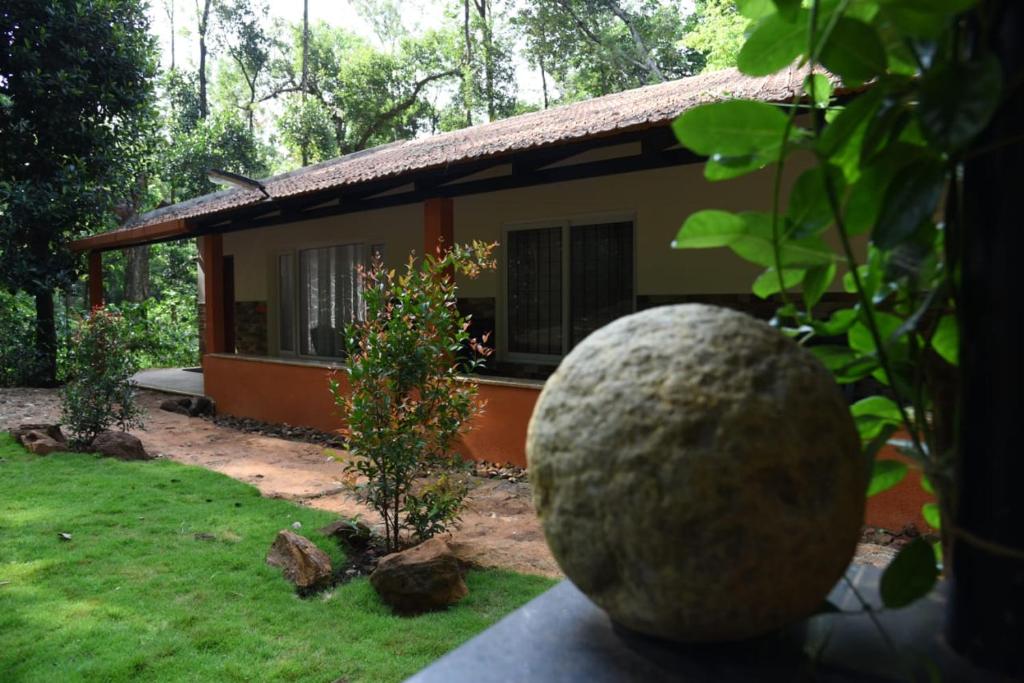 ein kleines Haus mit einer großen Melone davor in der Unterkunft Vamoose Hideaway in Chikmagalur