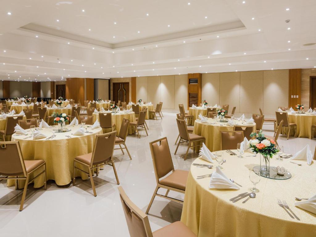 Restaurace v ubytování Henann Palm Beach Resort