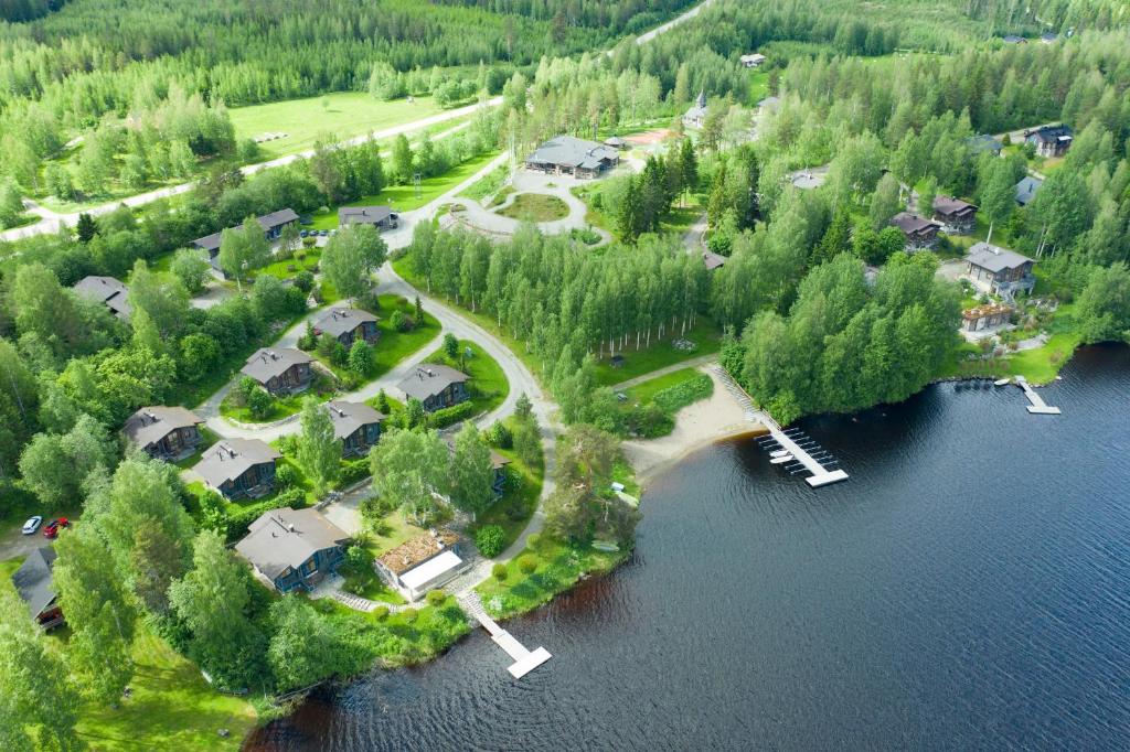 Vue aérienne d'une maison sur une île dans l'eau dans l'établissement Tahko-Tours Oy, à Tahkovuori