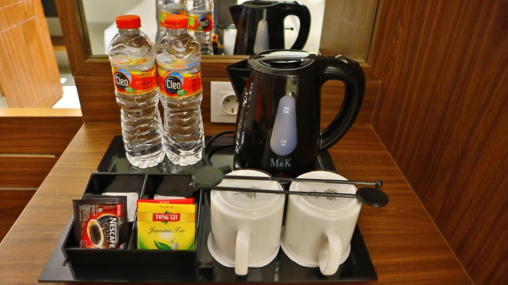 Příslušenství pro přípravu čaje a kávy v ubytování Kokoon Hotel Surabaya