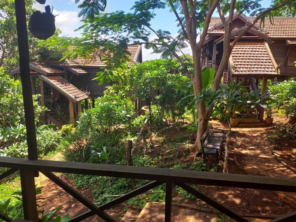 BanlungにあるNature House Eco-Lodge& Trekkingの家のバルコニーから庭園の景色を望めます。
