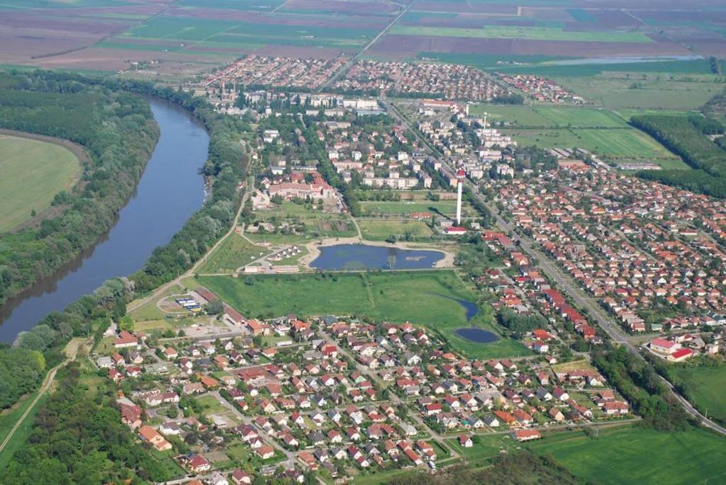 Výhled na řeku, která protéká v blízkosti penzionu – hostince