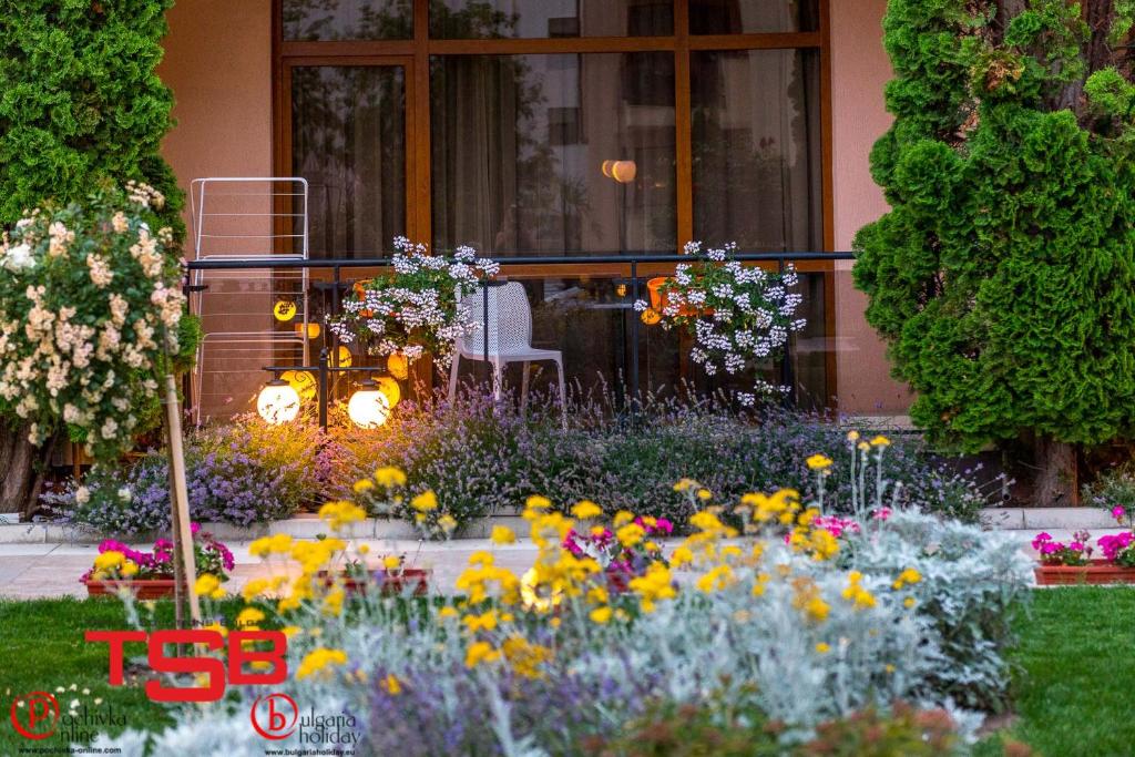 ogród z kwiatami przed budynkiem w obiekcie TSB Sunny Victory w Słonecznym Brzegu