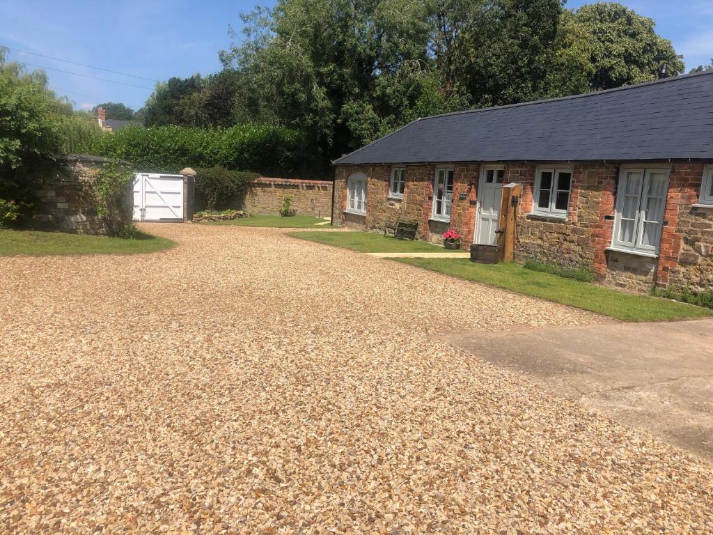 eine Kieseinfahrt vor einem Haus in der Unterkunft Bolton's Cottage in Oakham